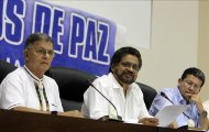 El líder del equipo negociador de las FARC, Luciano Marín Arango (c), alias Iván Márquez, acompañado de los miembros del equipo Rodrigo Granda, alias Ricardo Téllez (i), y Jorge Torres Victoria, alias Pablo Catatumbo (d). EFE/Archivo