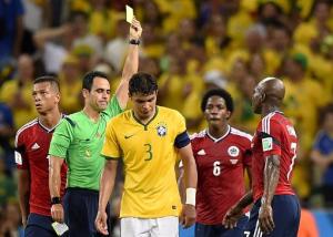 Le capitaine brésilien Thiago Silva (premier plan/centre) a reçu un carton jaune lors du quart de finale contre la Colombie le 4 juillet à