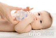 夏季天氣炎熱，多數人都會透過喝水來消暑，但對於兒童來說，多喝水真的沒事嗎？書田診所小兒科葉勝雄醫師表示，一歲以下的嬰幼兒，若一下子攝取過多水分，恐會導致水中毒。