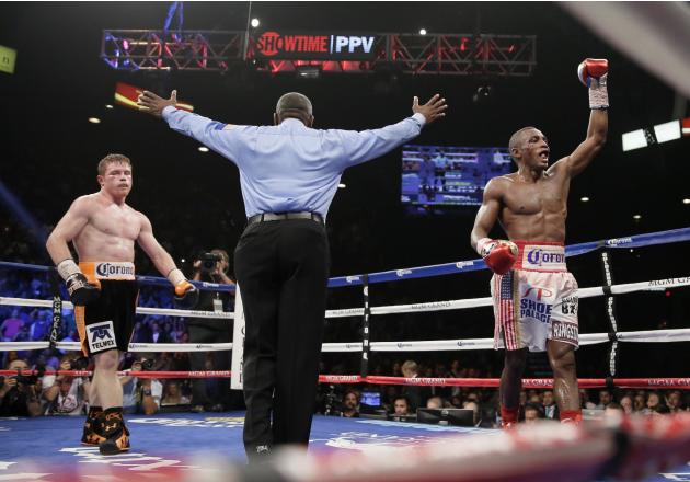 Referee Robert Byrd, center, indicates the final round is over as Canelo Alvarez, of Mexico, left, and Erislandy Lara, of Cuba return to their corners after their super welterweight fight, Saturday, J