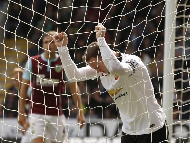 Manchester United&amp;#39;s Wayne Rooney reacts after a missed opportunity during their English Premier League soccer match against Burnley at Turf Moor in Burnley, northern England August 30, 2014. REUTERS/Andrew Yates (BRITAIN - Tags: SPORT SOCCER) NO USE WITH UNAUTHORIZED AUDIO, VIDEO, DATA, FIXTURE LISTS, CLUB/LEAGUE LOGOS OR &amp;quot;LIVE&amp;quot; SERVICES. ONLINE IN-MATCH USE LIMITED TO 45 IMAGES, NO VIDEO EMULATION. NO USE IN BETTING, GAMES OR SINGLE CLUB/LEAGUE/PLAYER PUBLICATIONS. FOR EDITORIAL USE ONLY. NOT FOR SALE FOR MARKETING OR ADVERTISING CAMPAIGNS