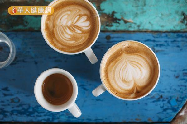 喝咖啡一定要適量才健康，過量攝取咖啡因容易引起煩躁、亢奮、失眠、手震、心跳加速等不適。
