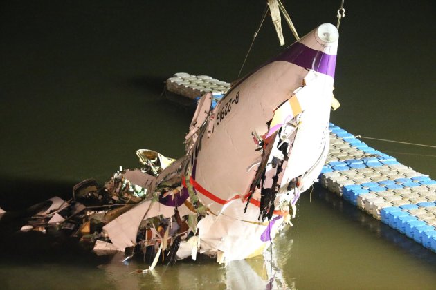 Parte del fuselaje del avión TransAsia Airways que cayó a un río es sacado del agua la noche del miércoles 4 de febrero de 2015, en Taipei, Taiwán. (AP Photo) 