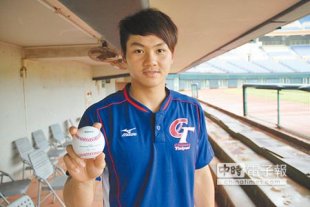 中華隊從熱身賽開始，就使用仁川亞運棒球項目用球，雖然還沒印上亞運標誌，但為同一系列。圖為中華隊投手江少慶示範握球。（吳政紘攝）