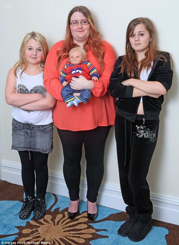 Kerrie&#39;s two daughters Jade (left) and Karina (right) have had to go without new clothes in order to fund their mum&#39;s habit