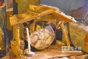 耶誕佳節前夕，7名師生利用風災後摧殘一地的樹枝，打造成耶穌誕生的馬槽、通道等立體場景，並以原木電烙圖案，成果令人驚豔。（陳宜加攝）