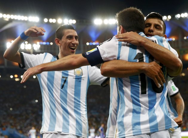 Argentina's Lionel Messi is congratulated by his teammates Sergio Aguero (R) and Angel Di Maria (L) after scoring a goal against Bosnia during their 2014 World Cup Group F soccer match at the Maracana stadium in Rio de Janeiro June 15, 2014. REUTERS/Michael Dalder (BRAZIL - Tags: SOCCER SPORT WORLD CUP)