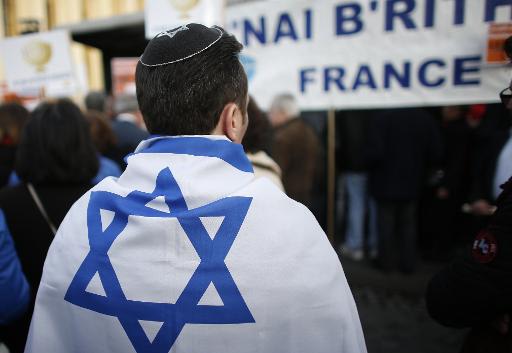 Un juif de 19 ans, proche de la Ligue de défense juive (LDJ), a porté plainte après avoir été agressé par une dizaine de personnes et légèrement blessé jeudi devant son domicile à Bobigny