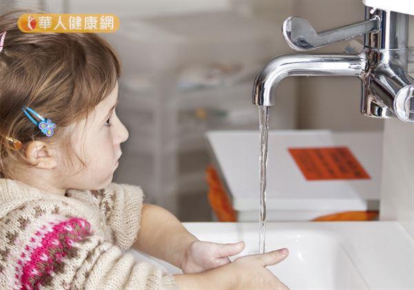 腸病毒的預防方式包括用肥皂勤洗手，流行期間避免出入人潮擁擠的公共場所，儘量不要與疑似病患接觸。尤其是孕婦、新生兒及幼童，家長返家後應洗手更衣後再接觸家中幼童。