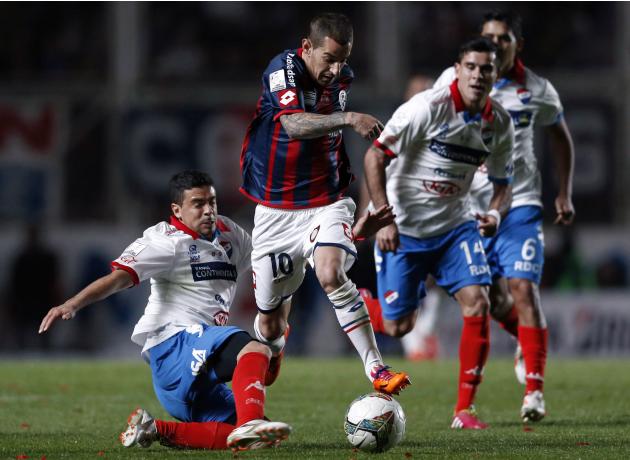 Romagnoli de la Argentina San Lorenzo es desafiado por Benítez de de Paraguay Nacional durante su partido de Copa Libertadores en Buenos Aires