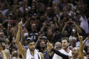 Los jugadores de los Spurs de San Antonio Tony Parker (9), Tim Duncan (21), Matt Bonner y Patty Mills (8) celebran en los momentos finales del quinto juego de la serie final de la NBA el domingo 15 de junio de 2014. (Foto de AP/David J. Phillip)