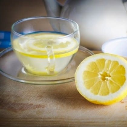 Ζεστό νερό με λεμόνι: Είναι όντως το καλύτερο διαιτητικό πρωινό ή πρόκειται περί μύθου;