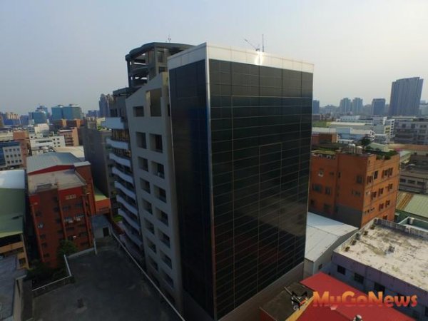 六福資產管理有限公司亦於新北市五股區設置整合型垂直太陽能停車塔圖：新北市政府