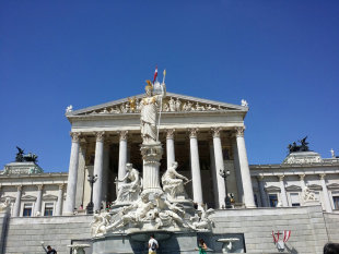 維也納環狀大道旁的國會建築