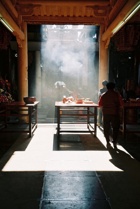 廟宇常有誦經等儀式，租附近容易有精神干擾。圖片取自：【癖】 Angelika@Flickrhttp://bit.ly/1C4ekgF