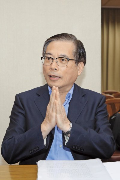 勞基法修法過程爭議不斷，連法案通過實施時程，勞動部長郭芳煜也未掌握。