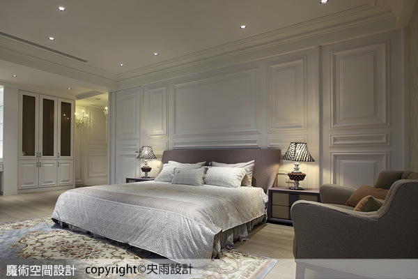 主臥床頭立面以經典美式新古典風格呈現，淡雅色系營造舒眠風情。