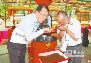 聞香由於台灣咖啡生豆缺貨，今年台灣咖啡節的烘焙競技才使用道地台灣咖啡，其餘教學、DIY活動用進口豆。（周麗蘭攝）