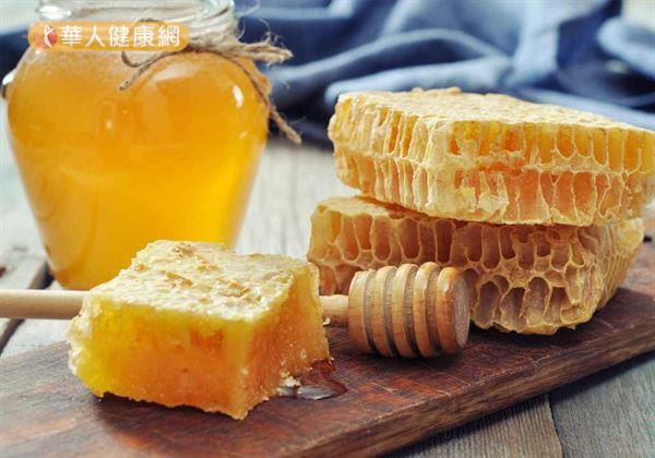 色澤金黃的蜂蜜不論是直接食用，還是沾取水果、沖泡蜂蜜水，香醇甜膩的滋味是許多大小朋友的最愛。
