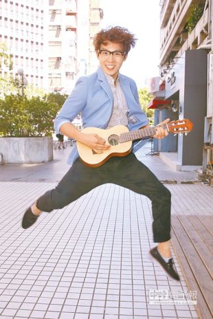 ↑方炯嘉在東區拿吉他跳躍超Kuso。（粘耿豪攝）