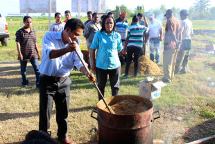 Tungku dan drum untuk praktik pembuatan briket sekam padi di Kampung Yabamaru (SP-9). Foto: Agapitus Batbual