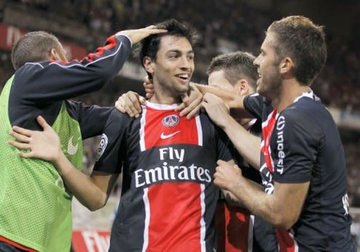 Pastore é abraçado pelos companheiros  após ter marcado seu primeiro gol com o Paris SG