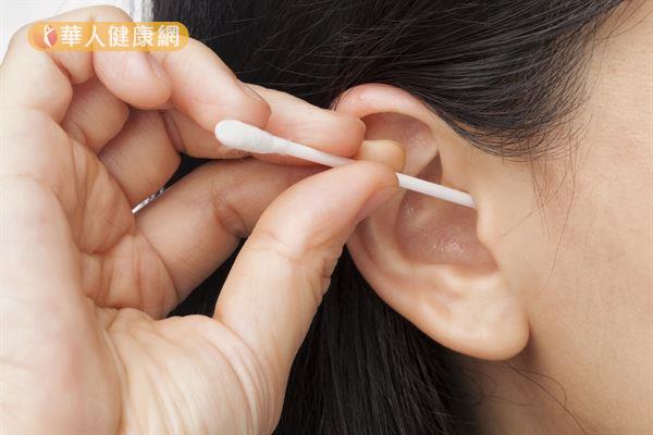 一般人正常的耳道都有耳垢和皮脂腺作為保護層，不適合常用手、耳扒子或棉花棒搔抓耳道。