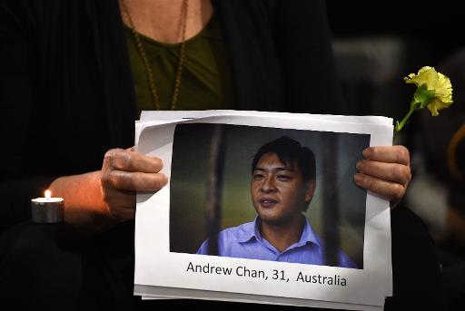Una mujer sujeta una foto de Andrew Chan, uno de los dos australianos condenados a muerte en Indonesia junto a otros seis extranjeros por tráfico de drogas, el 28 de abril de 2015 en una vigilia organizada en Sídney (AFP | Saeed Khan)