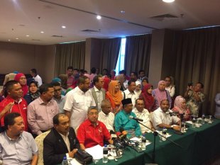 Kedah Umno deputy chairman Datuk Ahmad Bashah Md Hanipah (centre) and Kedah Umno leaders at a press conference at Alor Setar, Kedah January 20, 2015.― Picture courtesy of Datuk Nawawi Ahmad