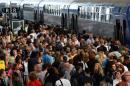 Voyageurs en attente le 16 juin 2014 gare de Lyon à Paris en raison de la grève de cheminots