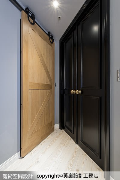 黃巢設計工務店擅長的45度幾何分割術，運用在黑色的臥房入口，與廚房門形成趣味對話。