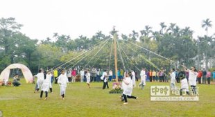 五月舞喜迎春古坑山峰國小春季慶典五年級學生跳五月舞，有著和諧自然的交織節奏。（許素惠攝）