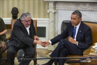 El presidente de Uruguay, José Mújica (i), estrecha la mano del presidente de Estados Unidos, Barack Obama (d), durante su comparecencia conjunta ante la prensa en el Despacho Oval en la Casa Blanca en Washington DC, Estados Unidos. EFE