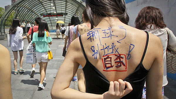 Phụ nữ Thượng Hải biểu tình ngăn chồng xem World Cup WC4-4772-1405070277-20140711-102114-097
