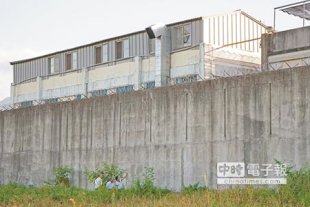 內政部移民署宜蘭收容所，外牆高6米，有4名越南籍男收容人，昨清晨4時許，撬開寢室鐵窗、成功翻越外牆與蛇籠脫逃。（王亭云攝）