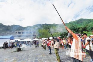 升煙鳴槍抗議布農族百年文物返鄉特展開幕，聲援王光祿的部落族人以燒狼煙、鳴獵槍方式向祖靈提出控訴。（莊哲權攝）