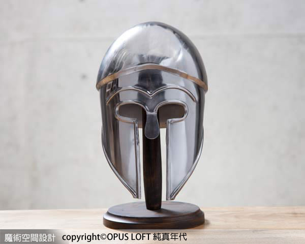 復刻希臘柯林斯武士頭盔，有著優美圓弧曲線。（圖片提供／純真年代 OPUS LOFT）