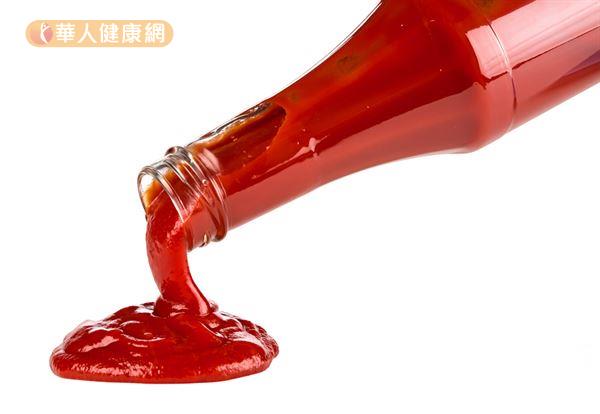 市售番茄醬往往含有糖分以及其他添加物，建議做番茄炒蛋時不需再添加番茄醬。