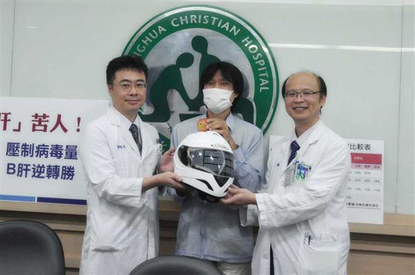 蘇維文醫師（左）與徐友春醫師（右），贈送安全帽給林先生，祝他一圓機車環島的夢想。（圖片提供／彰化基督教醫院）