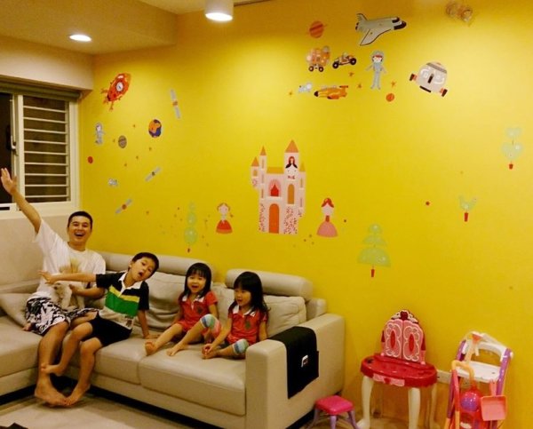 充滿童趣的客廳牆面，是王軍凱與3個小孩合力完成。