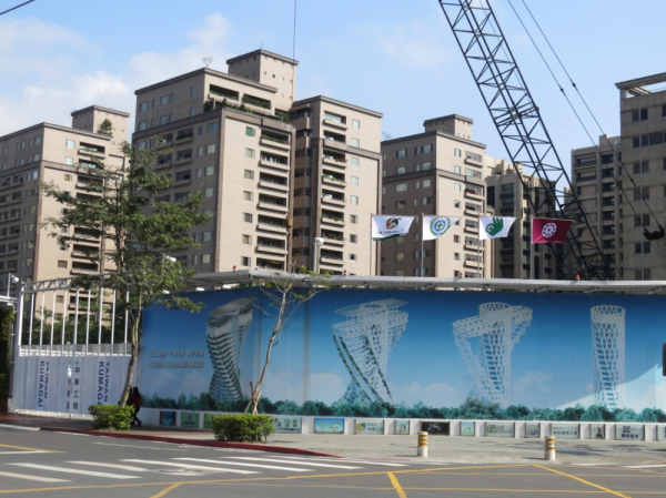台北市房價不斷挑戰「彭淮南防線」，圖為指標建案陶朱隱園基地。