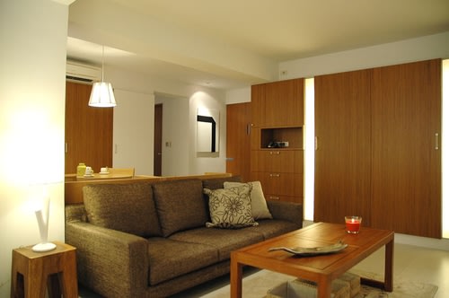 V型桌燈配上木質家具，整個空間更添生命活力。