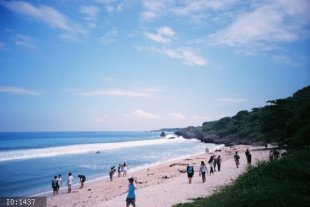 小琉球湛藍的海水、潔白的沙灘，吸引了許多遊客前來度假。(圖片提供／墨刻出版社）