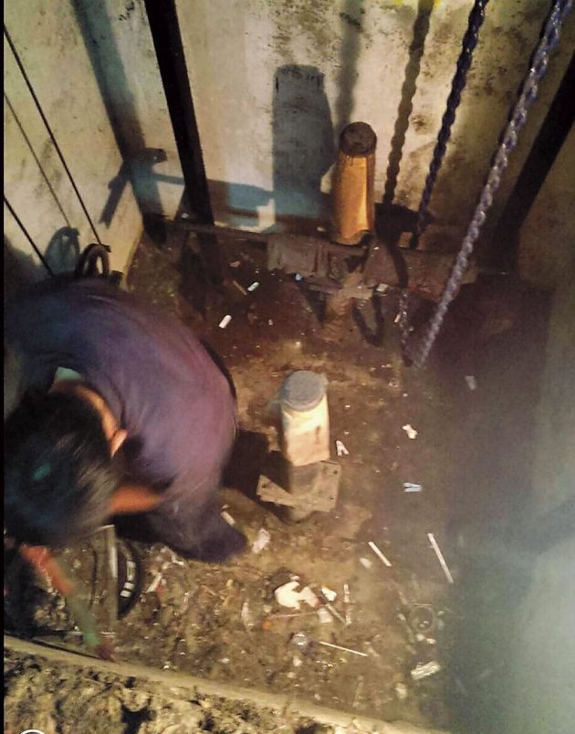 台灣通力公司工人在電梯井進行保養維修，卻被查出無證照，造成公安疑慮。