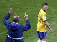 Brazil's coach Luiz Felipe Scolari (L) gestures to Bernard during their 2014 World Cup semi-finals against Germany at the Mineirao stadium in Belo Horizonte July 8, 2014. REUTERS/David Gray