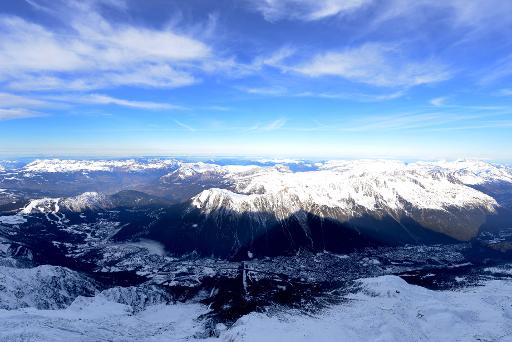 L'Aiguille du Midi domine la vallée de Chamonix valley le 23 décembre 2013
