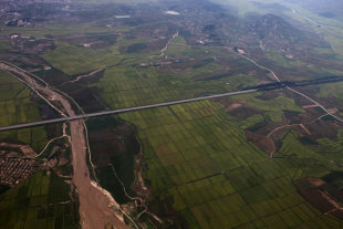 北韓糧食出口至中國2014年至今成長35%，和外界對他們土壤貧瘠導致糧食短缺的印像有落差。〈photo by Roman Harak on Flicker - used under Creative Commons license〉