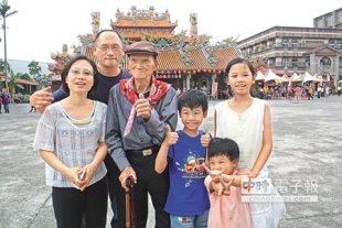 宜蘭縣內最年長108歲人瑞黃欽河（左三），與家人一起參與客家文化節，他精神奕奕。（王亭云攝）
