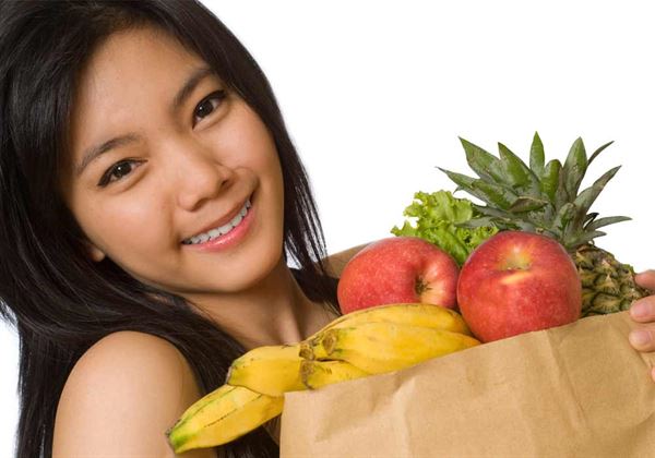 水果雖然富含維生素與礦物質及膳食纖維，但是糖分含量相對也較高，因此一天建議吃2~4個女性拳頭大的份量，低GI的蘋果、芭樂等就是很好的選擇。