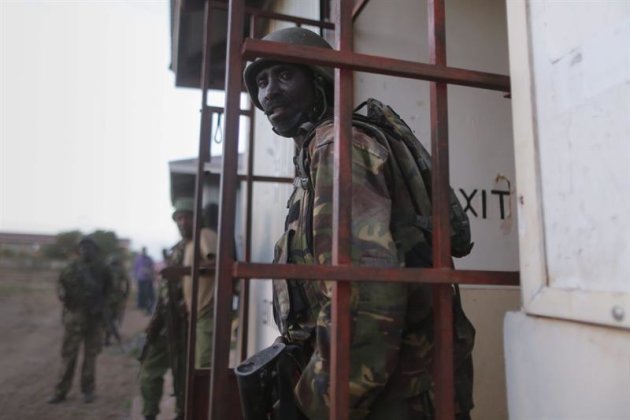 Soldados de las Fuerzas de Defensa de Kenia entran en la Universidad de Garissa. EFE/Dai Kurokawa